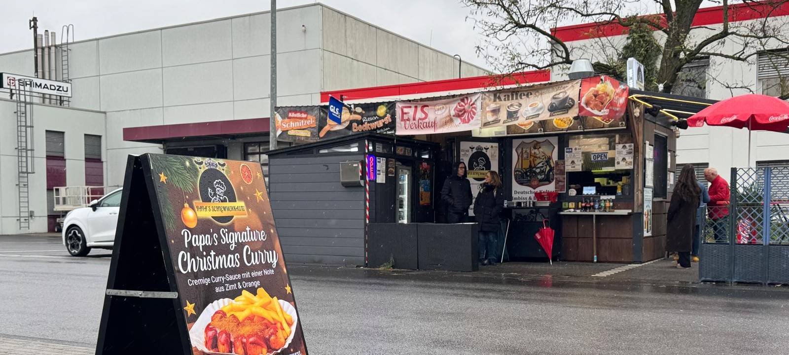 Erste Weihnachts-Currywurst an Duisburger Pommesbude