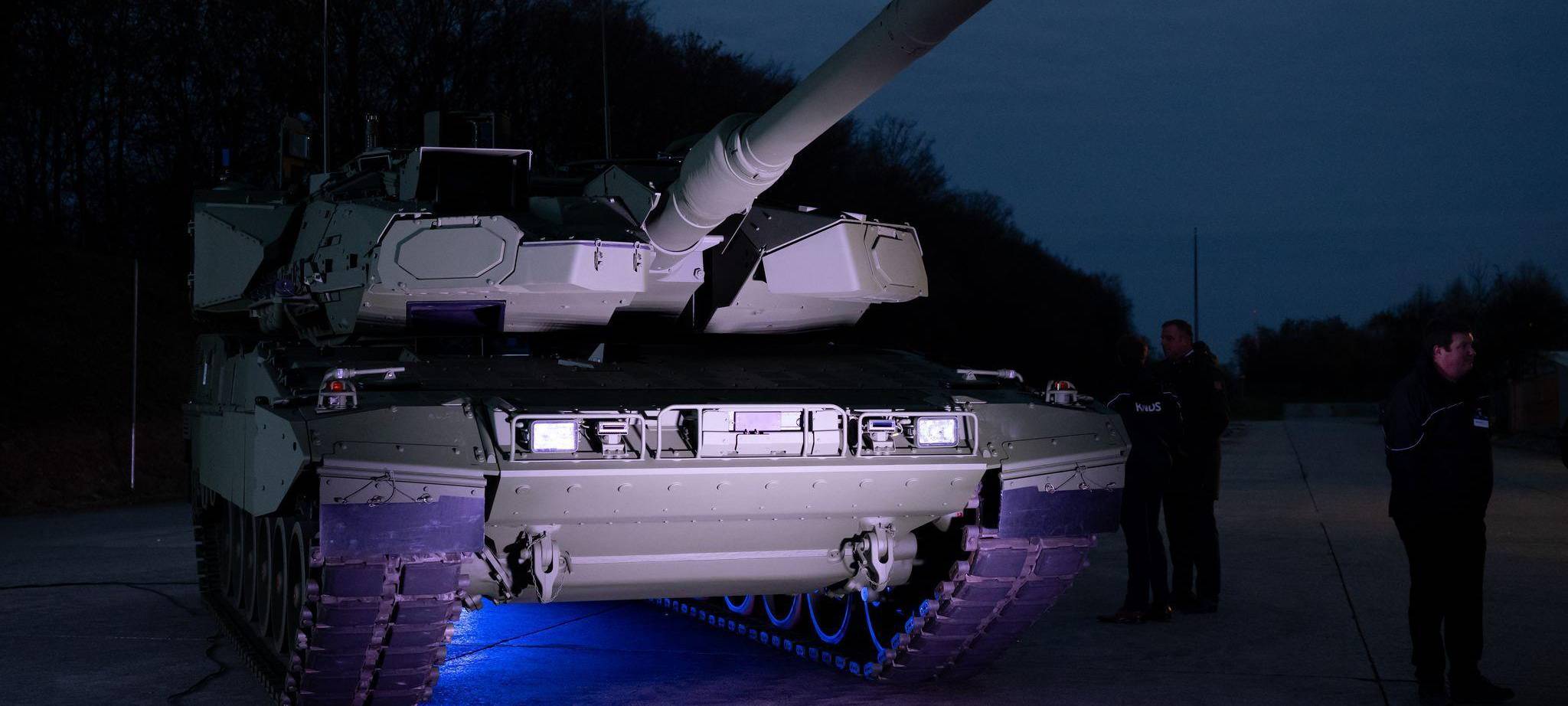 Roll-Out Leopard 2A8 und Panzerhaubitze 2000