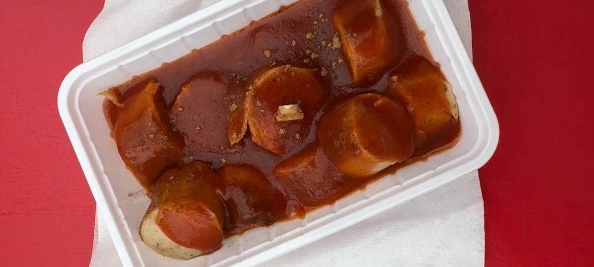 Erste Weihnachts-Currywurst an Duisburger Pommesbude