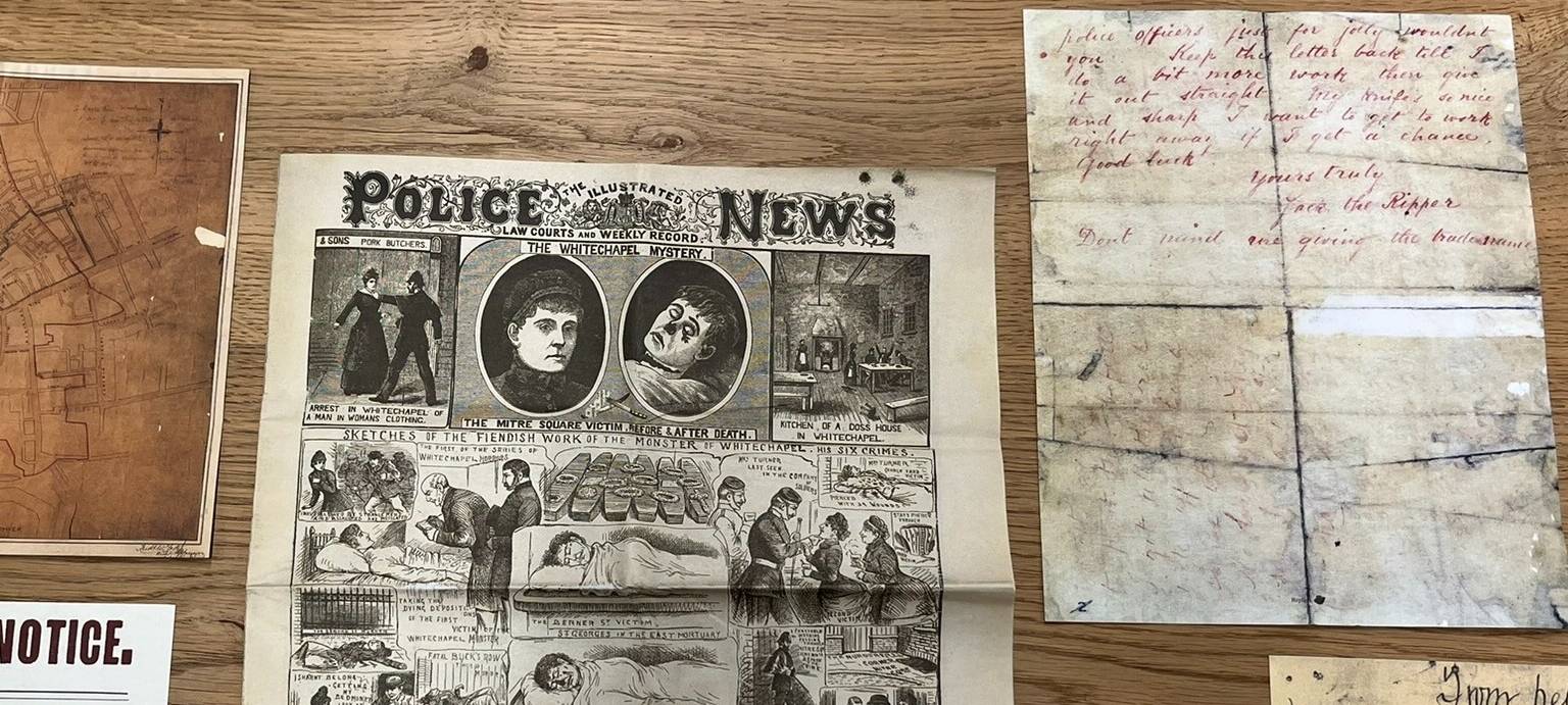 Kopien von originalem Beweismaterial: Zeitungen, Briefe, Polizeianzeigen...