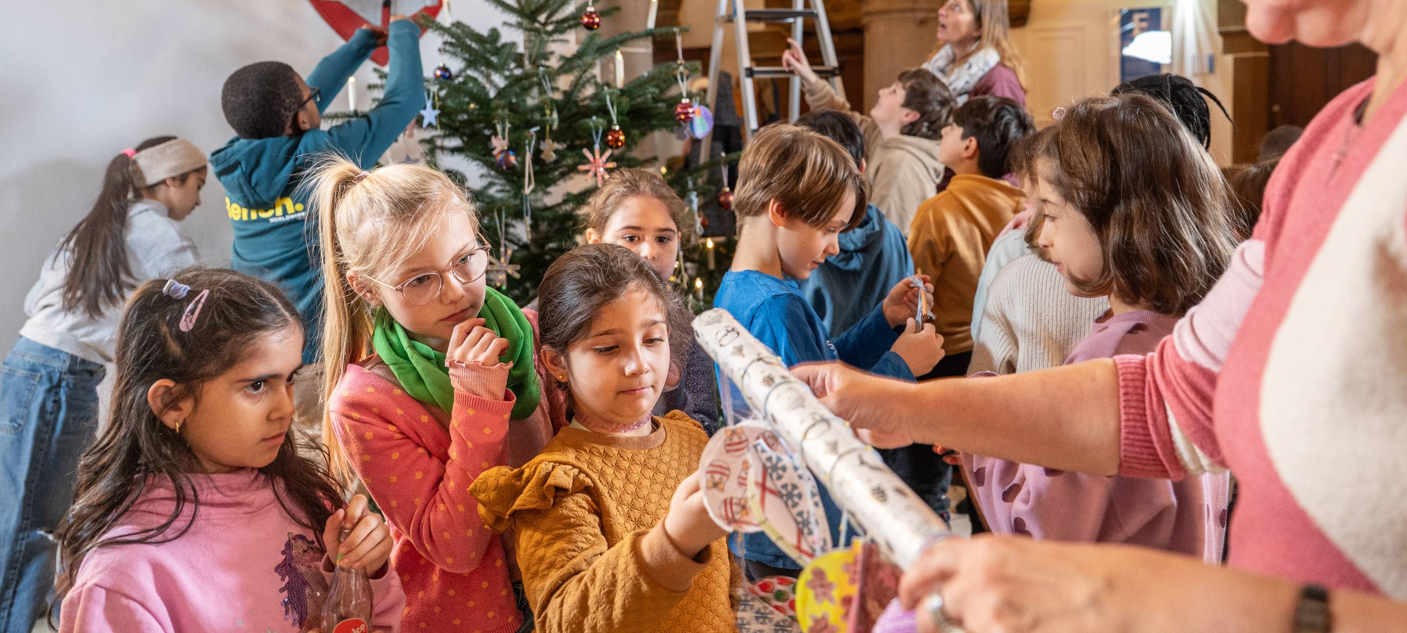 Duisburger Grundschüler schmücken Weihnachtsbaum im Rathaus