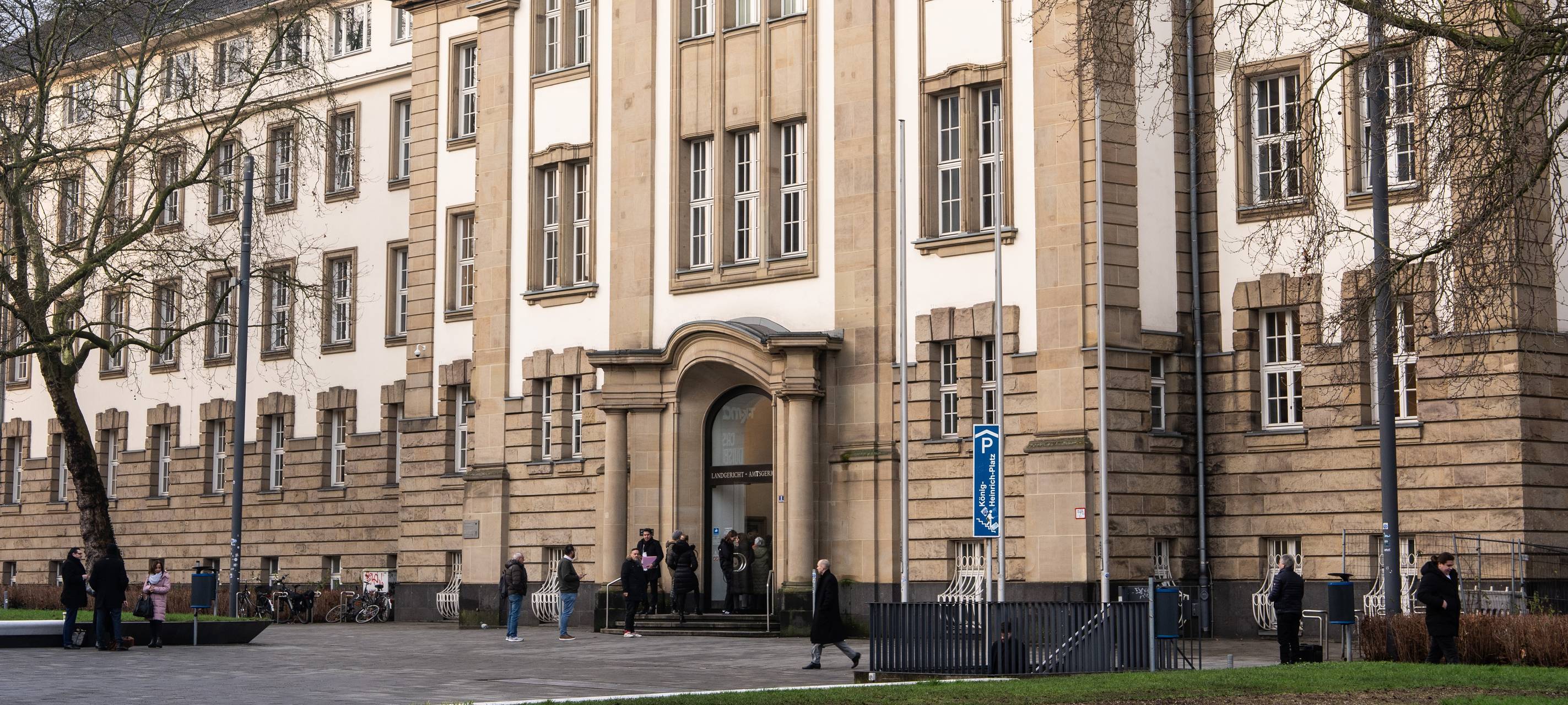 Messerattacke in Duisburger Café: 29-Jähriger wegen dreifachen Mordversuchs vor Gericht