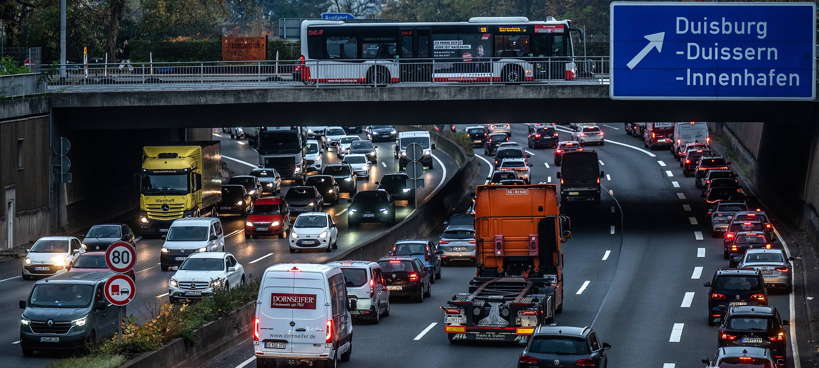 Glatteis Unfall: Stau Chaos auf der A59