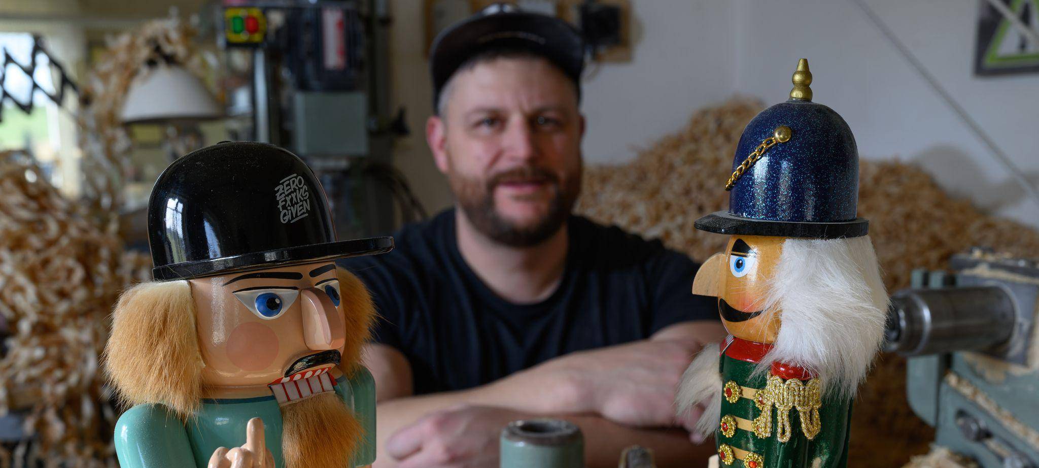 Erzgebirgischer Nussknacker zeigt Billig-Kopie den Finger