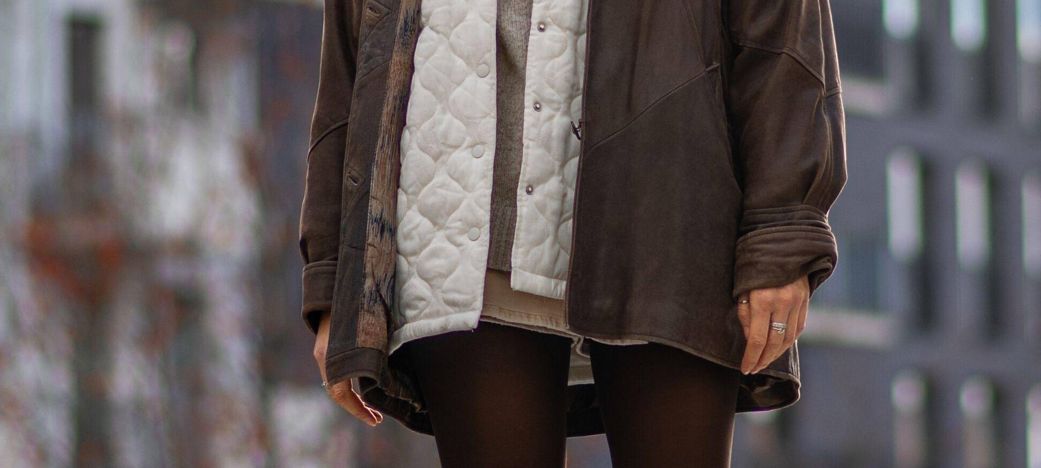 Eine Frau im Zwiebellook