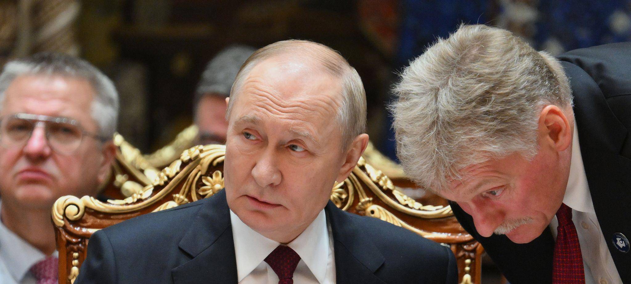 Kremlchef Putin und sein Sprecher Peskow