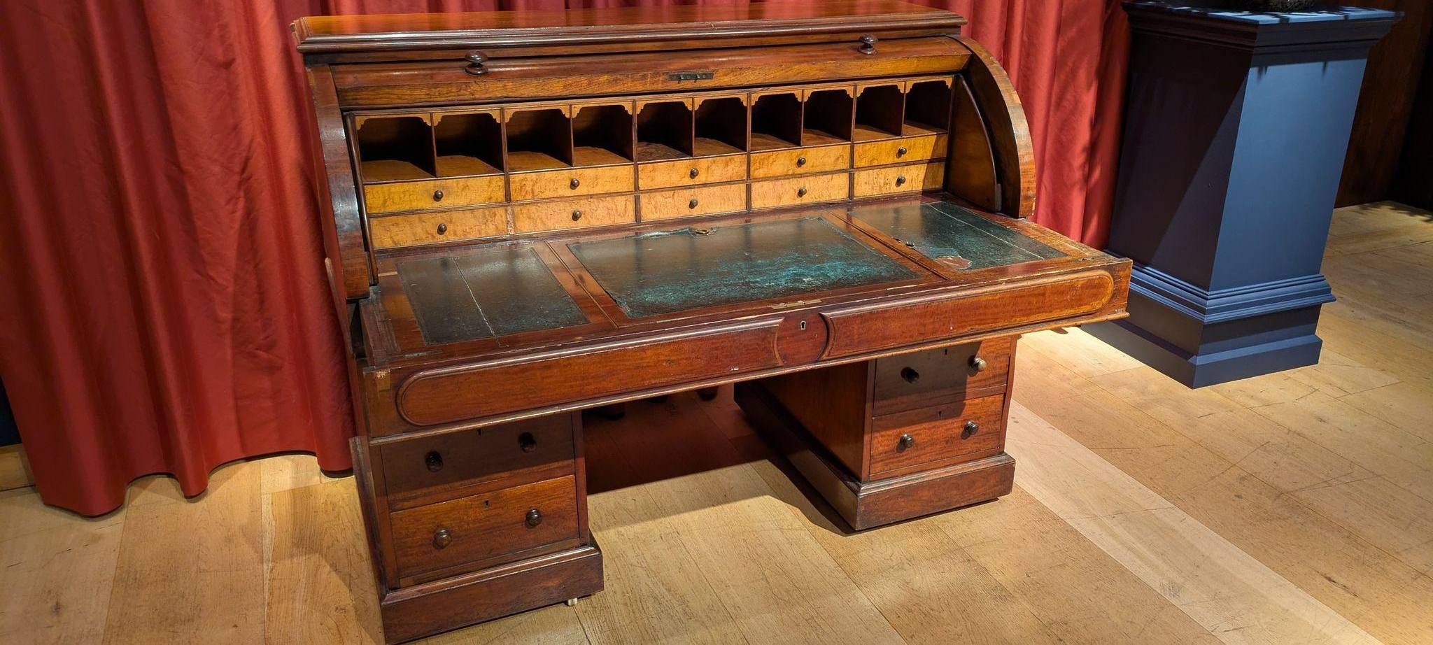 Tolkiens Schreibtisch und Batmans Motorrad unterm Hammer