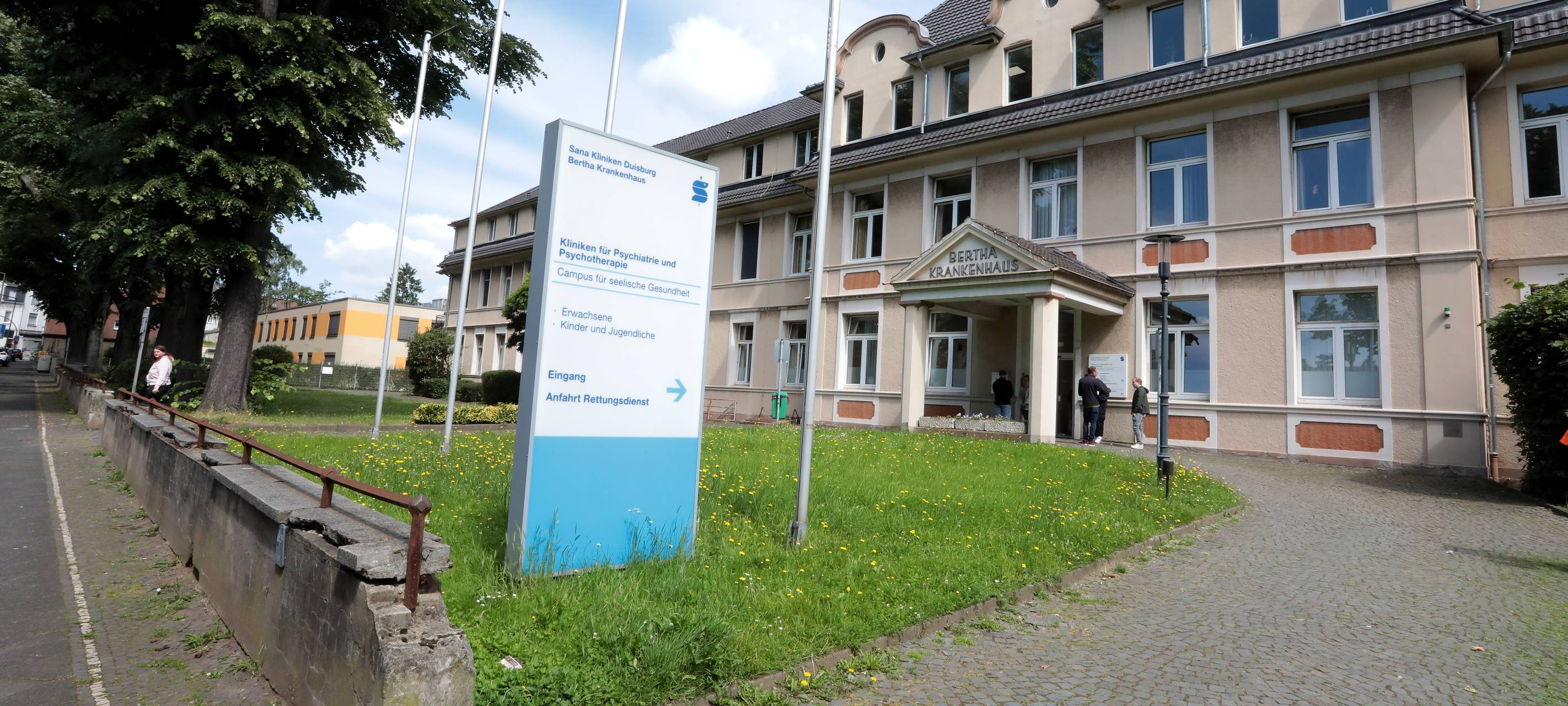 Das Bertha-Krankenhaus in Rheinhausen von vorne.