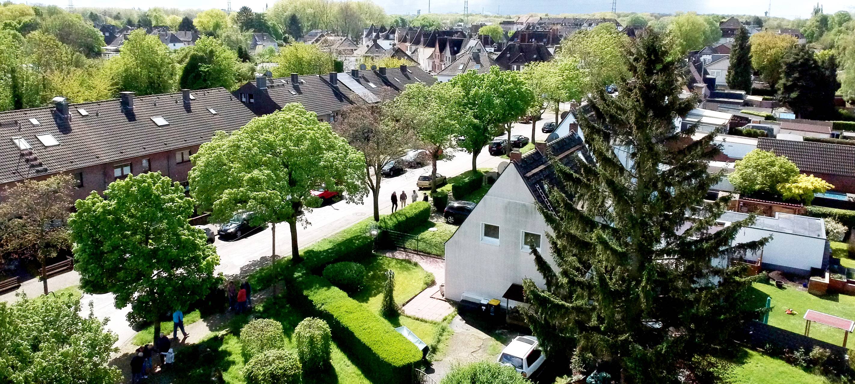 In einer Siedlung in Duisburg Hochemmerich ist auf dem Mühlenweg im Juli 2024 eine Haustür explodiert.