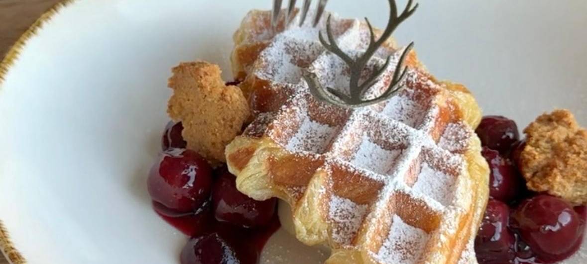 Wer keine Zeit fürs lange Kochen hat, kann diesen schnellen Waffel-Nachtisch fix zubereiten.