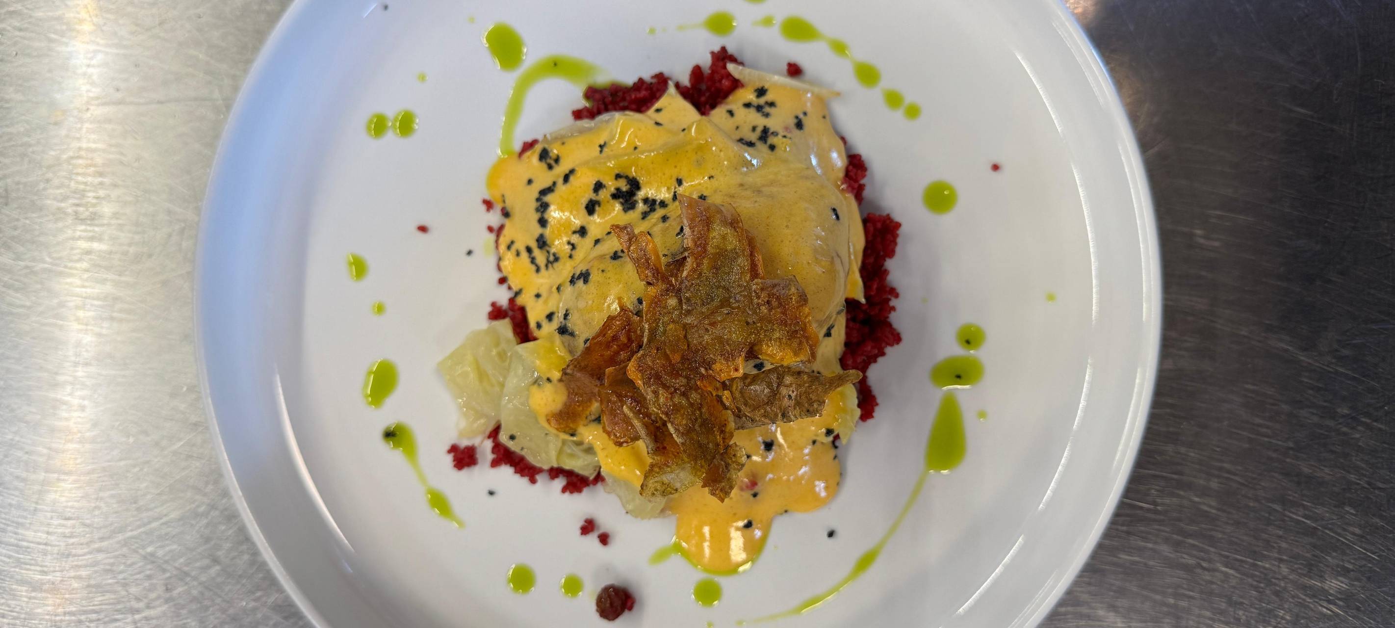 Der Hauptgang unseres Weihnachtsmenüs: Hähnchen-Oberkeule mit festlichem Cous-Cous, Spitzkohl und einer Curry-Hollandaise.