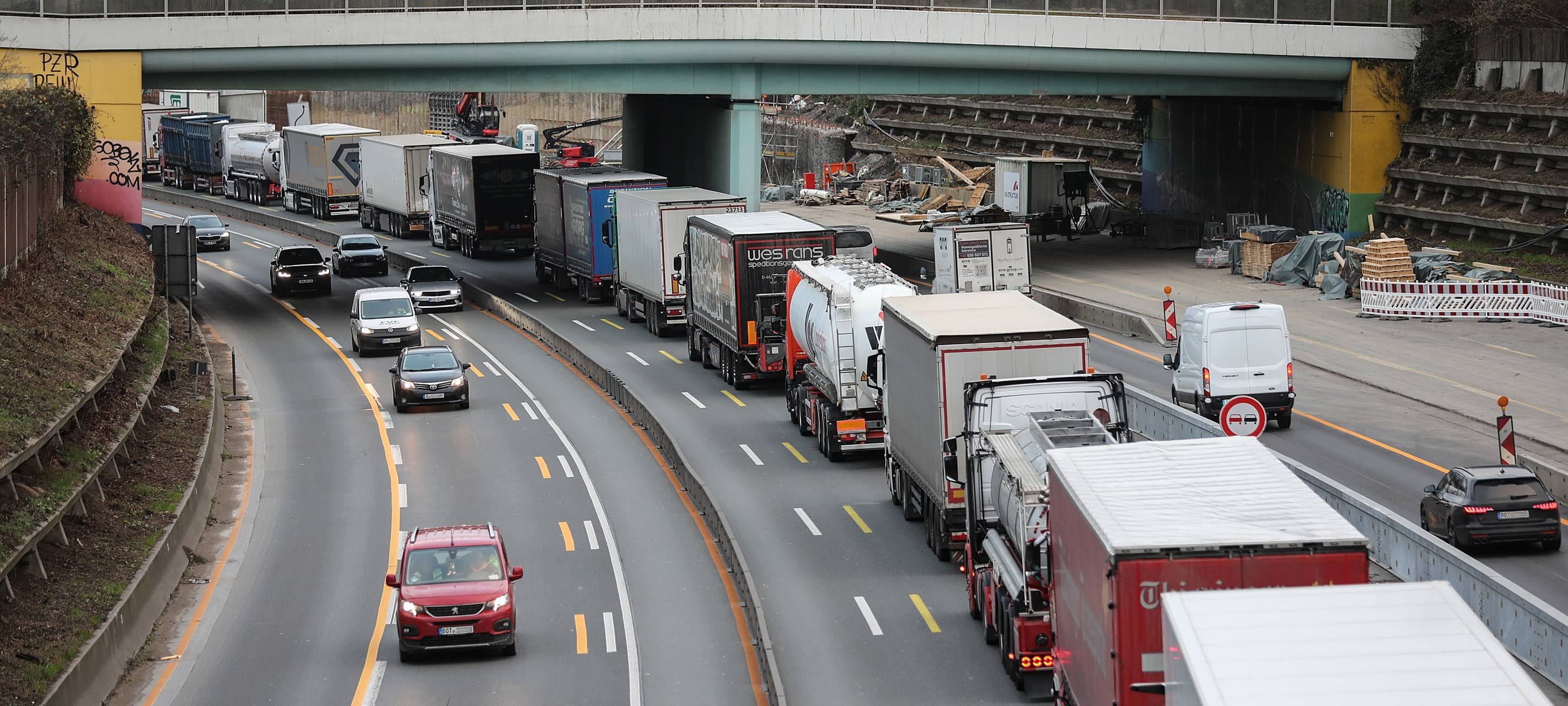 Die A3 ist zwischen Duisburg und Oberhausen seit dem frühen Donnerstagmorgen gesperrt.