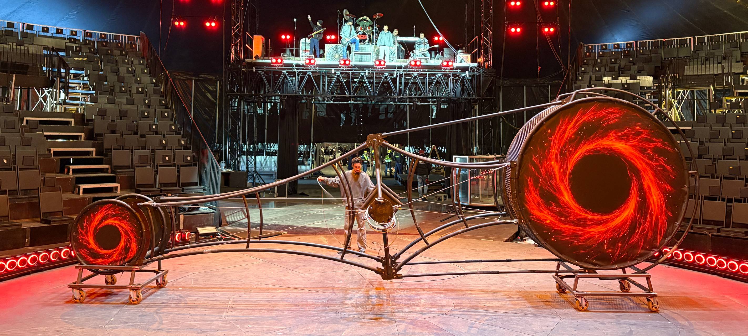 René bereitet das Todesrad für eine Probe vor.