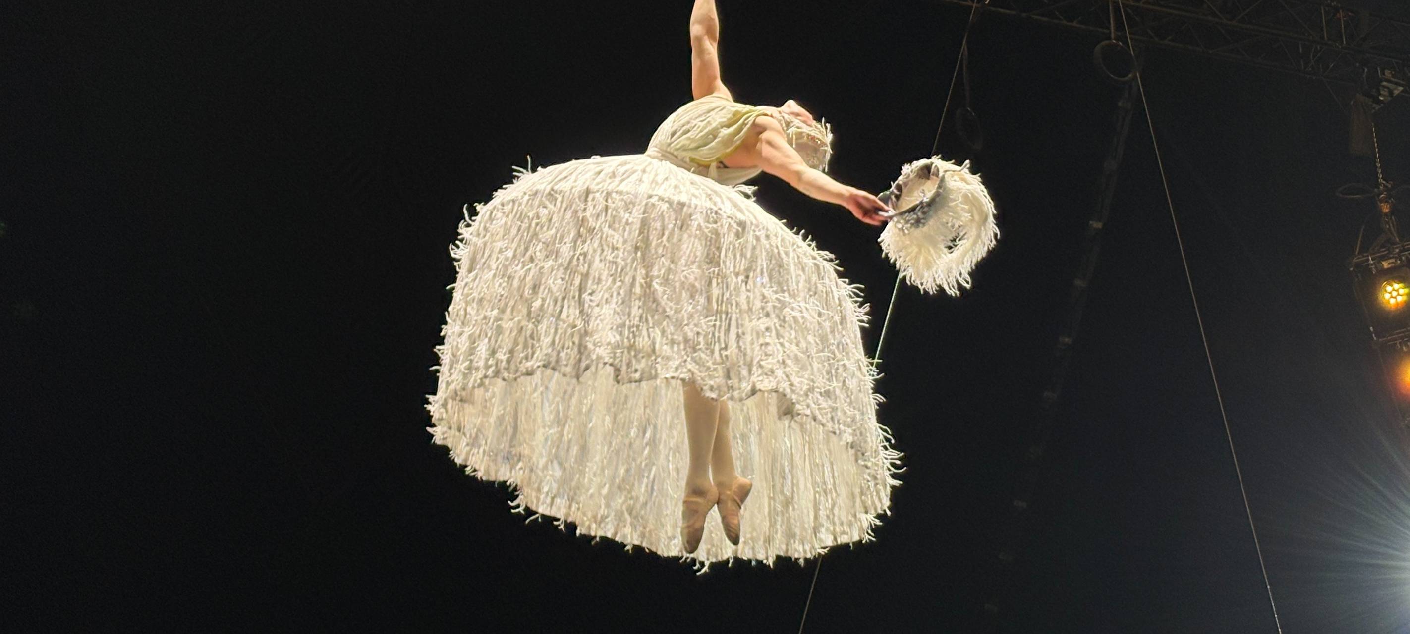 Schwebend hoch über der Manege: Barbette hält sich dabei nur an einer Schlaufe fest.