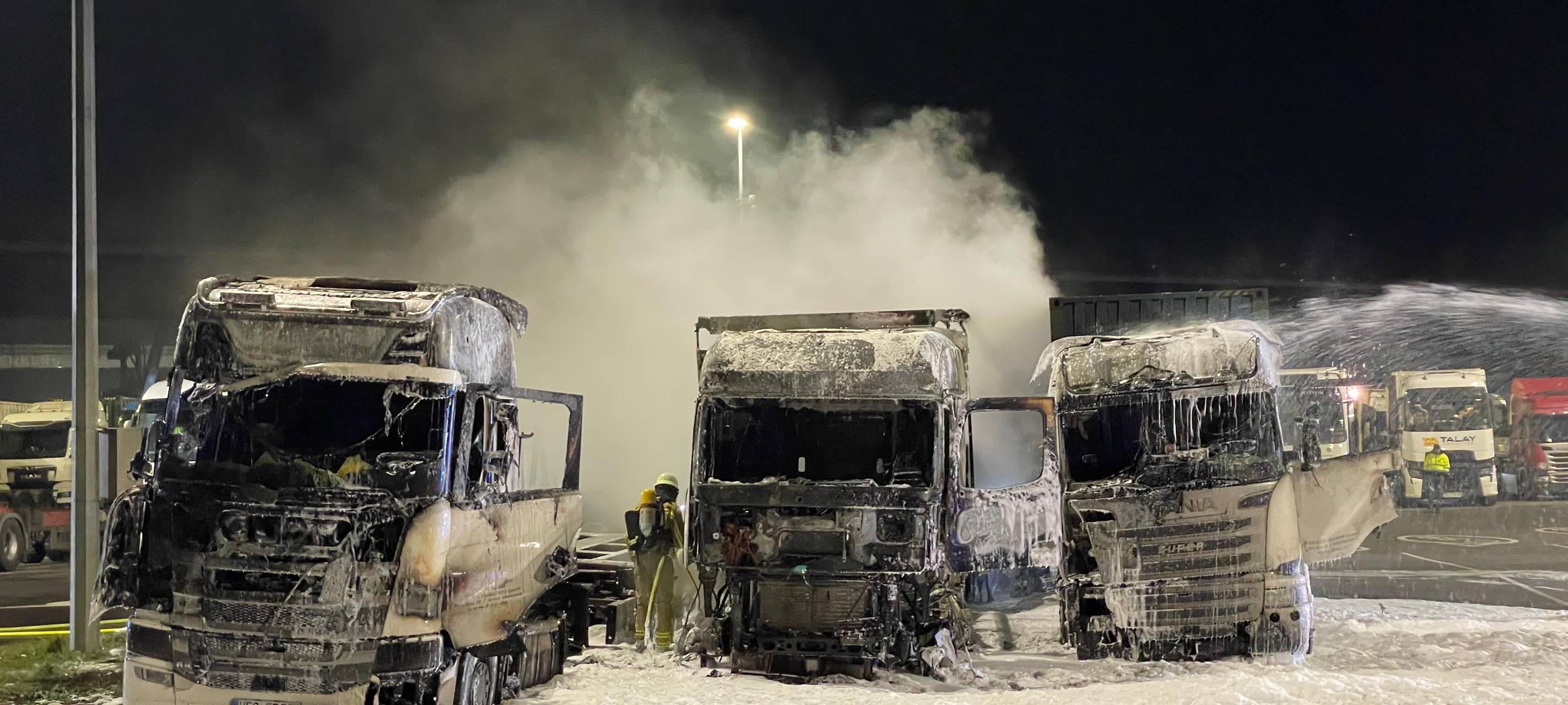 Mehrfacher LKW-Brand im Duisburger Hafen