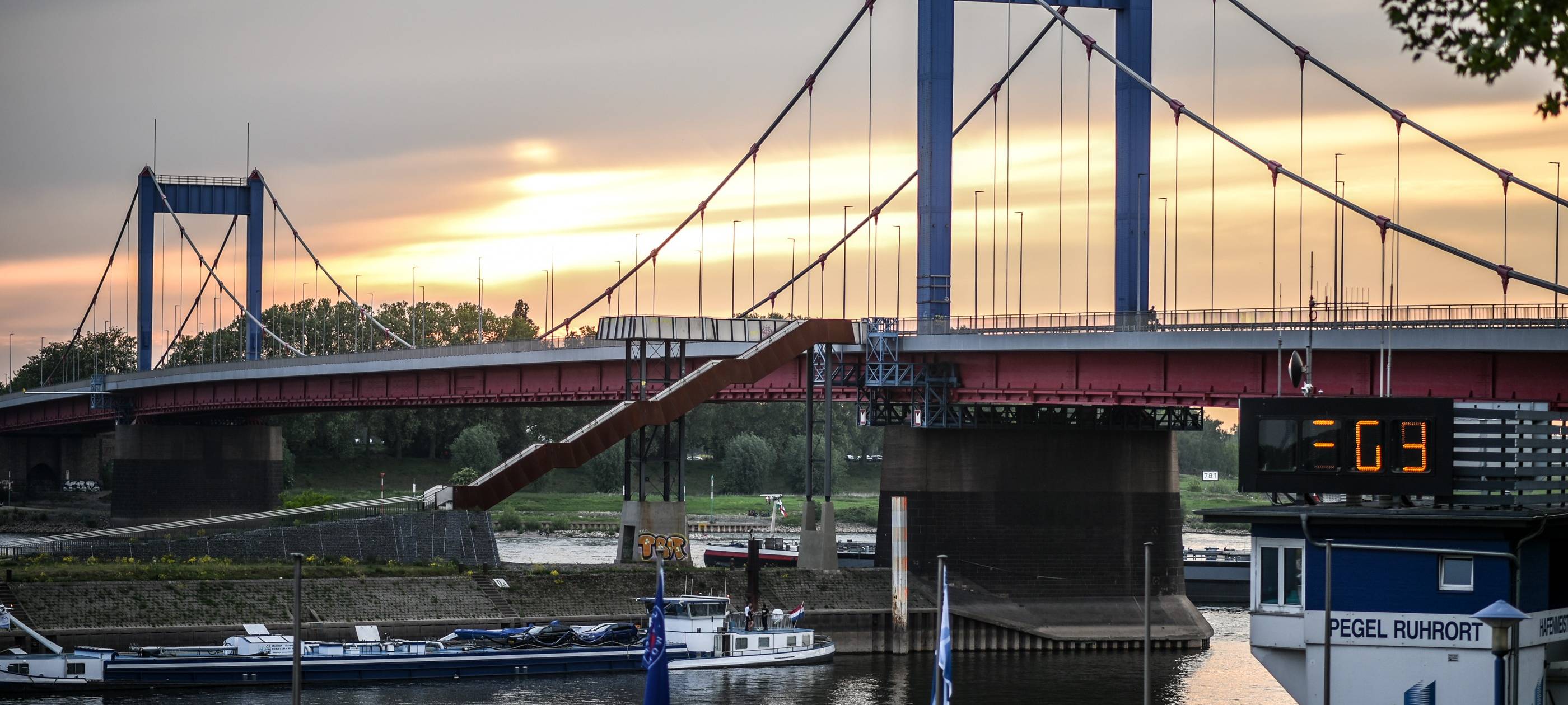 Der Hafen in Ruhrort mit der Friedrich-Ebert-Brücke