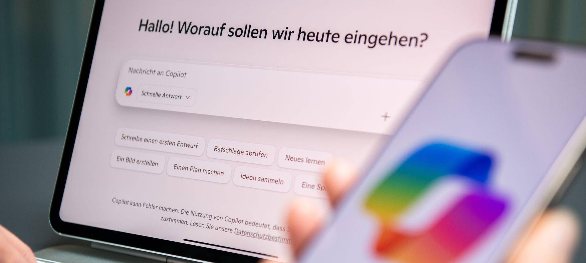 Eine Person nutzt den KI-Assistenten Microsoft Copilot