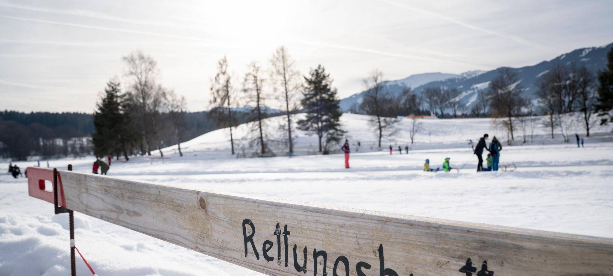 Ein Rettungsbrett an einem zugefrorenen See