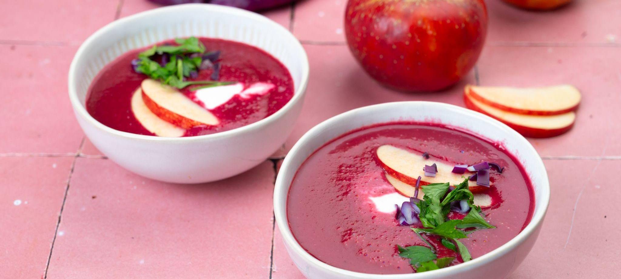 Rotkohlsuppe mit Kokosmilch und Apfel