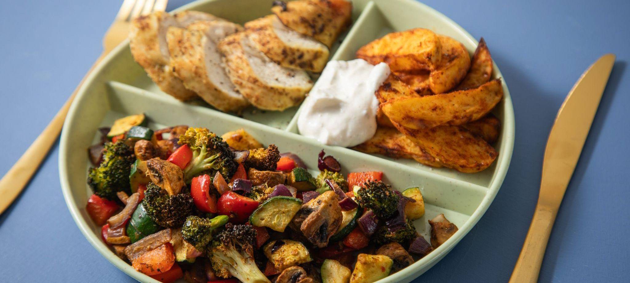 Hühnchenbrust, Kartoffelspalten, Kräuterquark und Röstgemüse