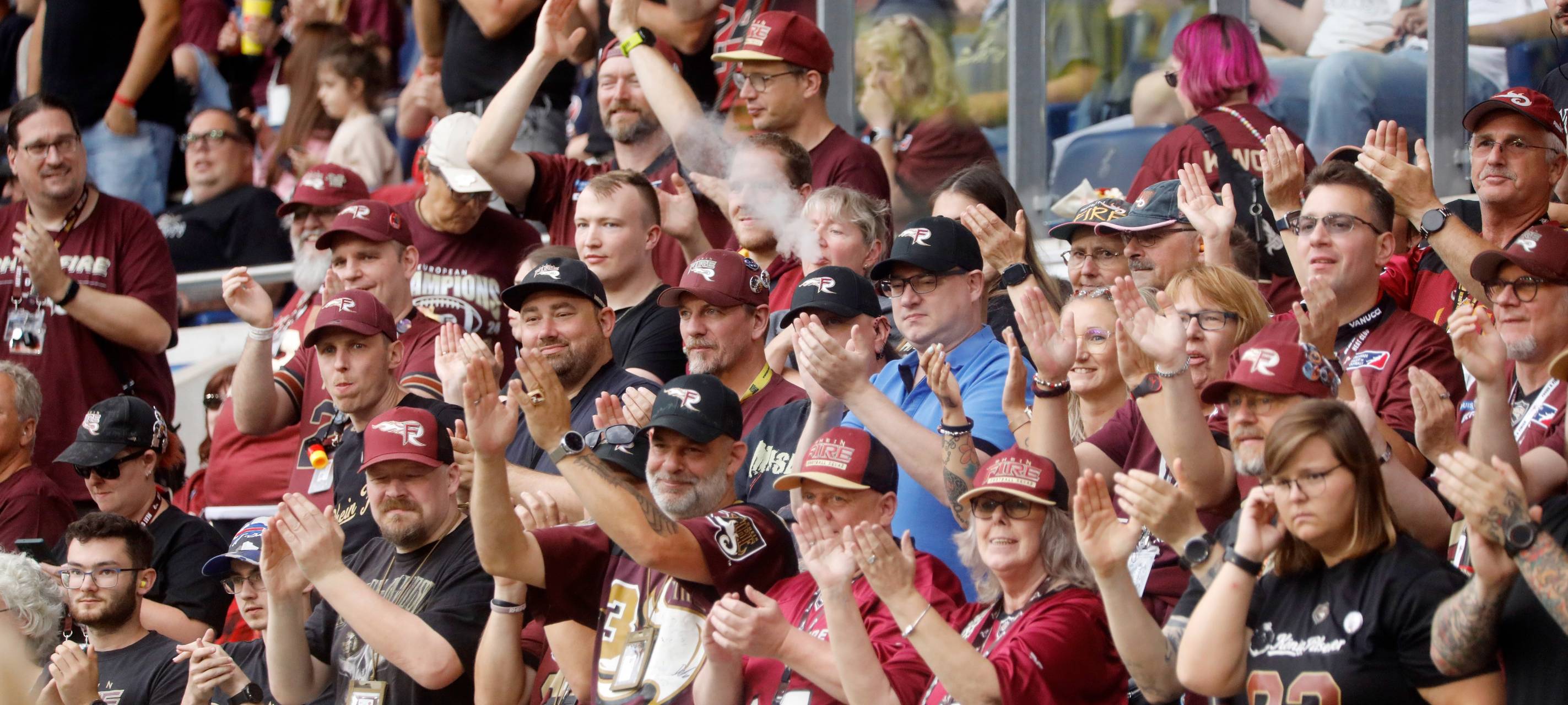 Fans feuern Rhein Fire im Stadion an.