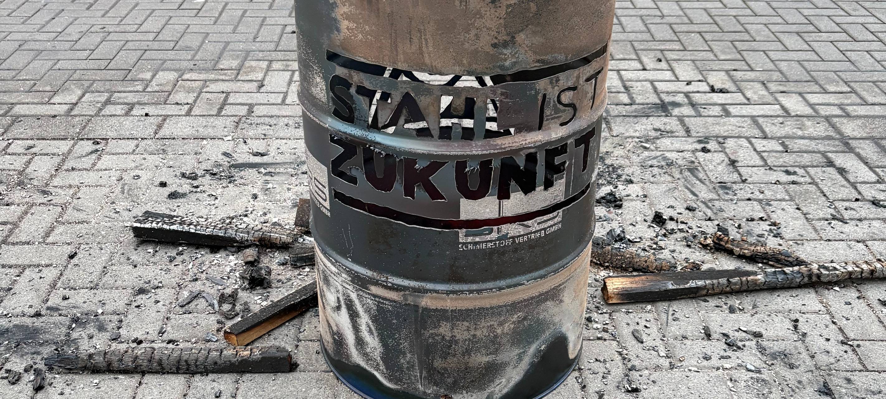Eine Feuertonne mit dem Slogan "Stahl ist Zukunft"