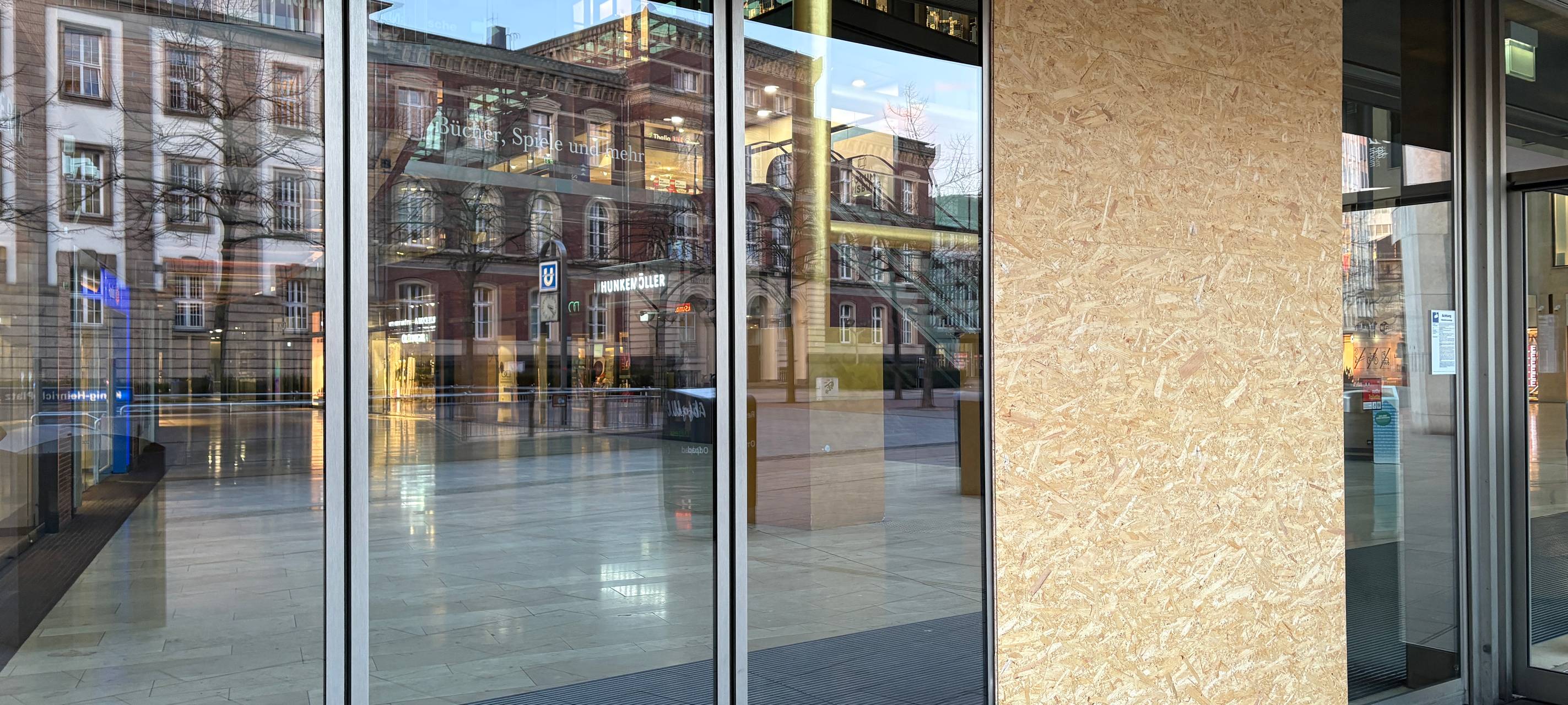 Auto rast in Duisburger Einkaufszentrum