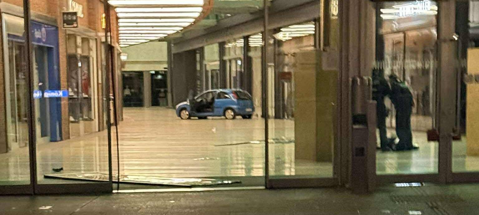 Auto rast in Duisburger Einkaufszentrum