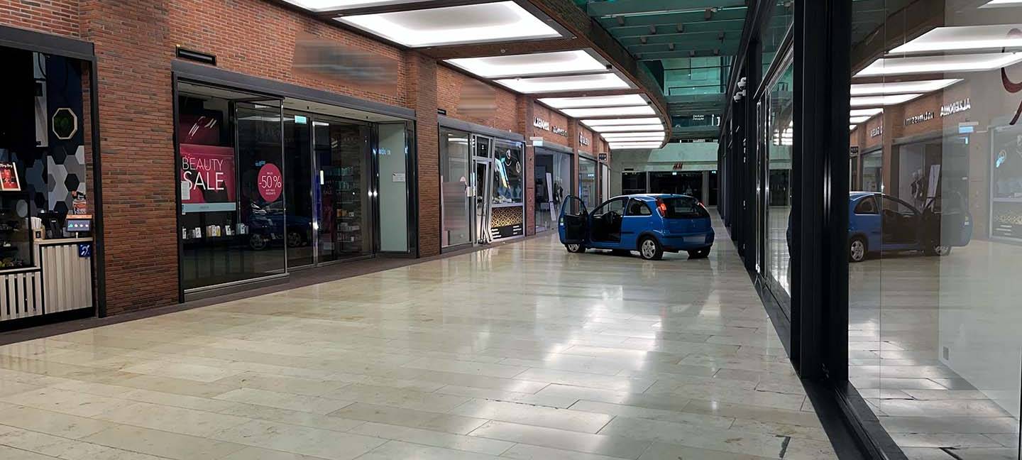 Spektakulärer Raub in Duisburg: Täter rasen mit Auto ins 'Forum' und erbeuten Gold und Juwelen