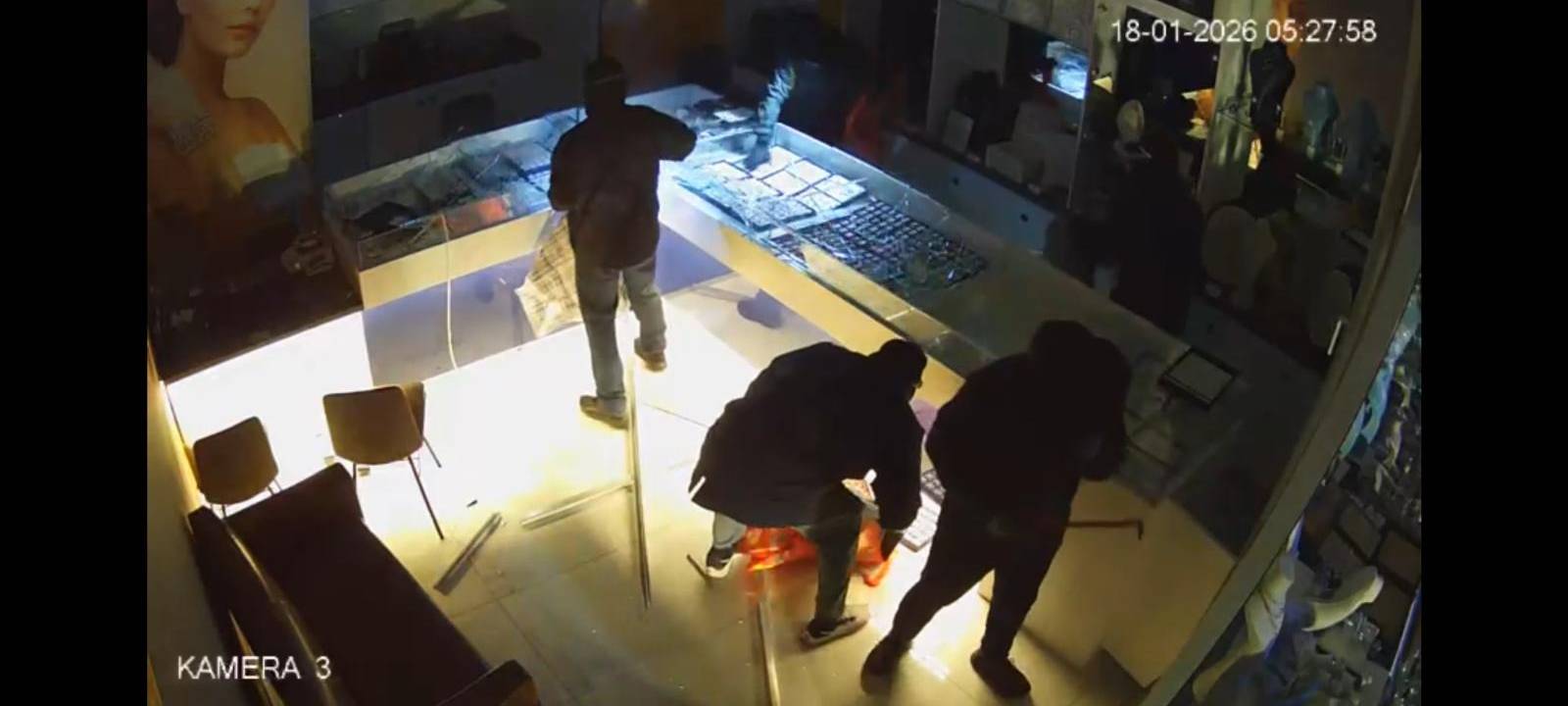 Spektakulärer Raub in Duisburg: Täter rasen mit Auto ins 'Forum' und erbeuten Gold und Juwelen