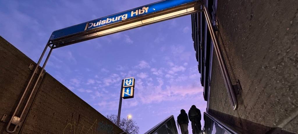Prozess in Duisburg: Mann stürzt neun Meter tief in U-Bahnhof – Totschlag?
