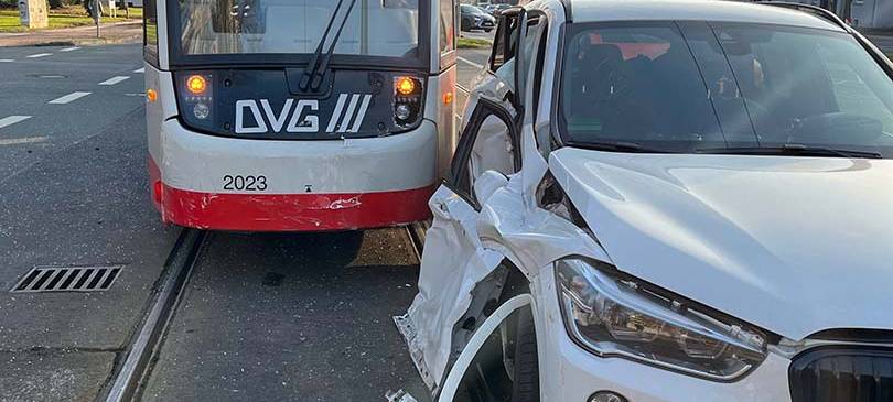 BMW Fahrerin übersieht Straßenbahn