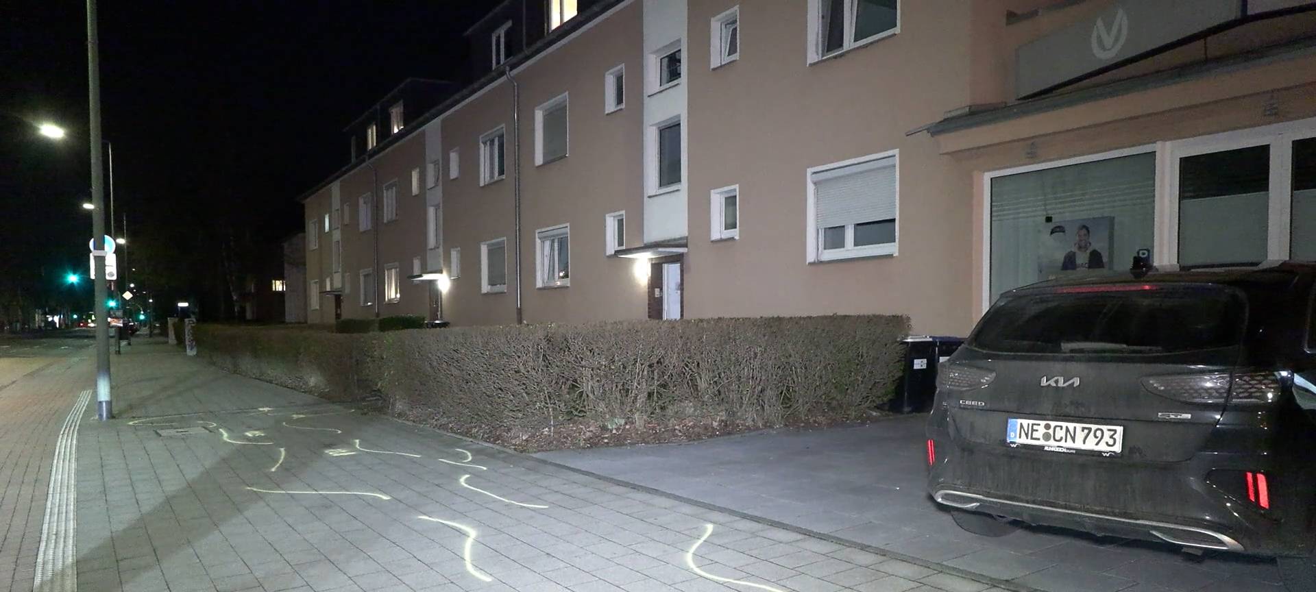 Die Blutspur zieht sich über die Mündelheimer Straße.