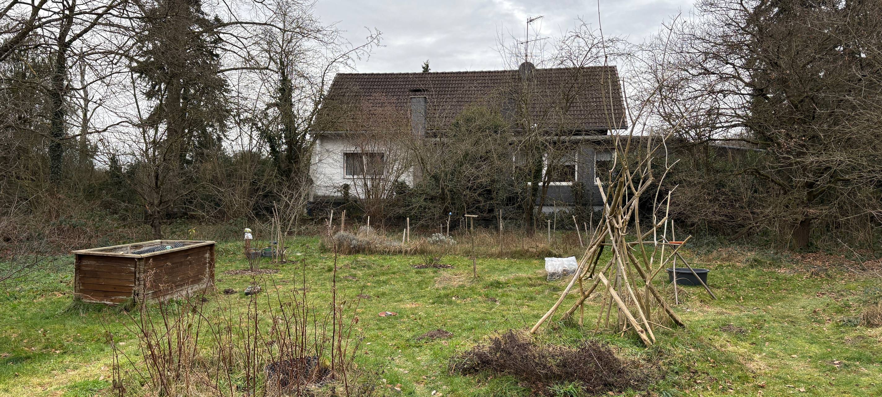 Auf seinem Grundstück im Süden Duisburgs verbringt der Wildnismentor den größten Teil seiner Zeit.
