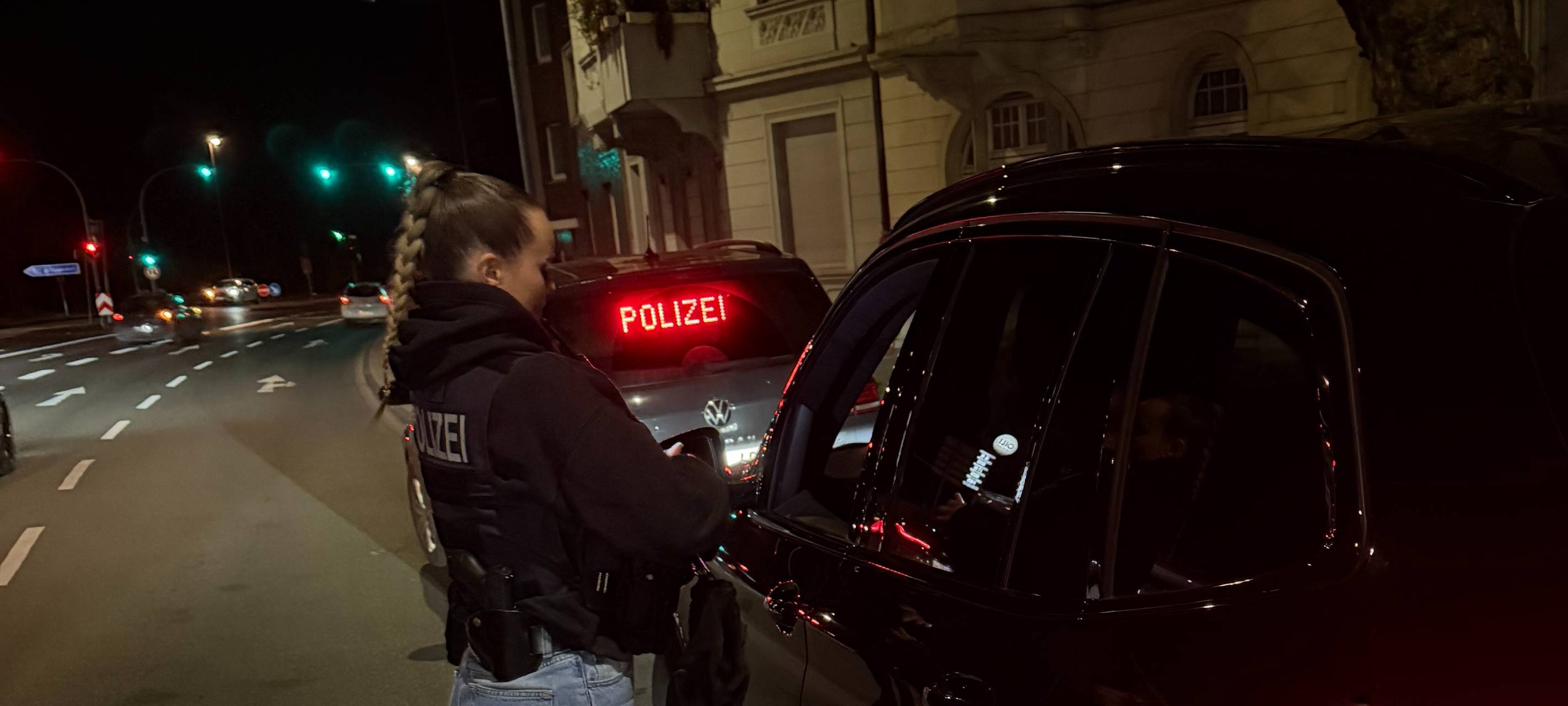 Polizei Duisburg: Großkontrolle gegen Handy am Steuer - 169 Verstöße in vier Tagen