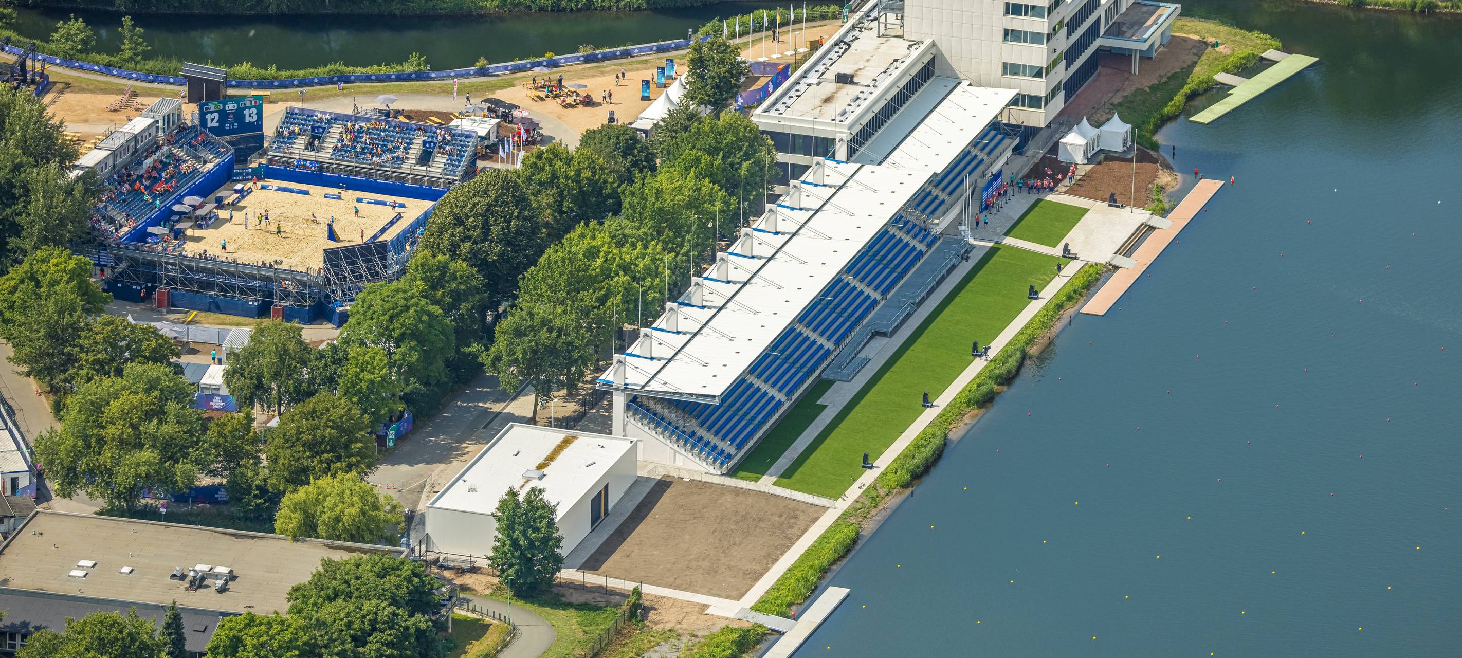 Tribüne an der Regattabahn