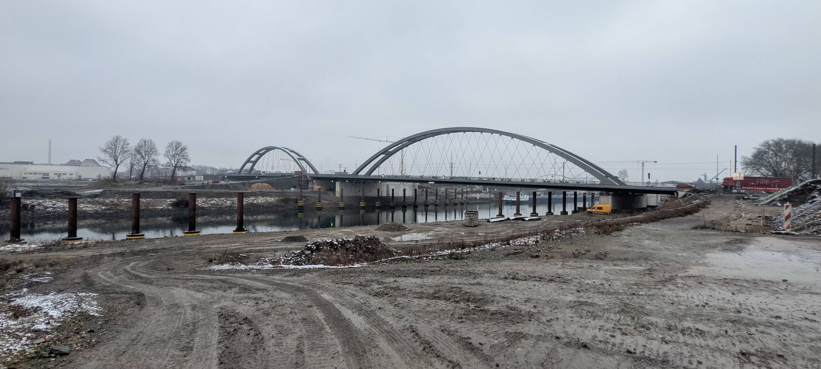 Die zwei grauen Bögen bilden zusammen die Karl-Lehr-Brücke zwischen Kaßlerfeld und Ruhrort.