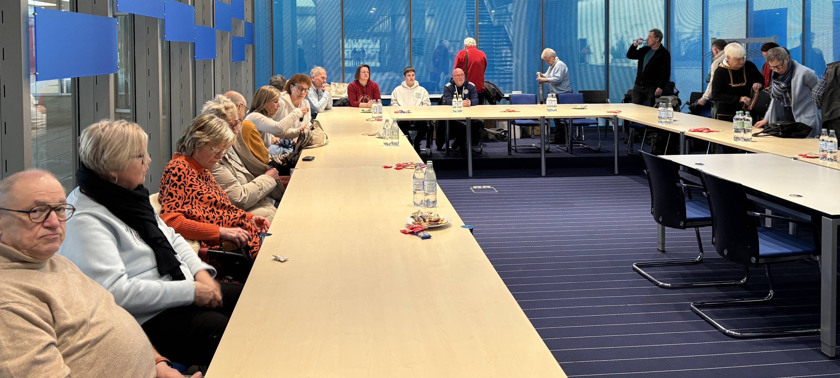Alle Teilnehmenden wurden im Konferenzraum des Silberpalais mit Getränken und Snacks begrüßt.