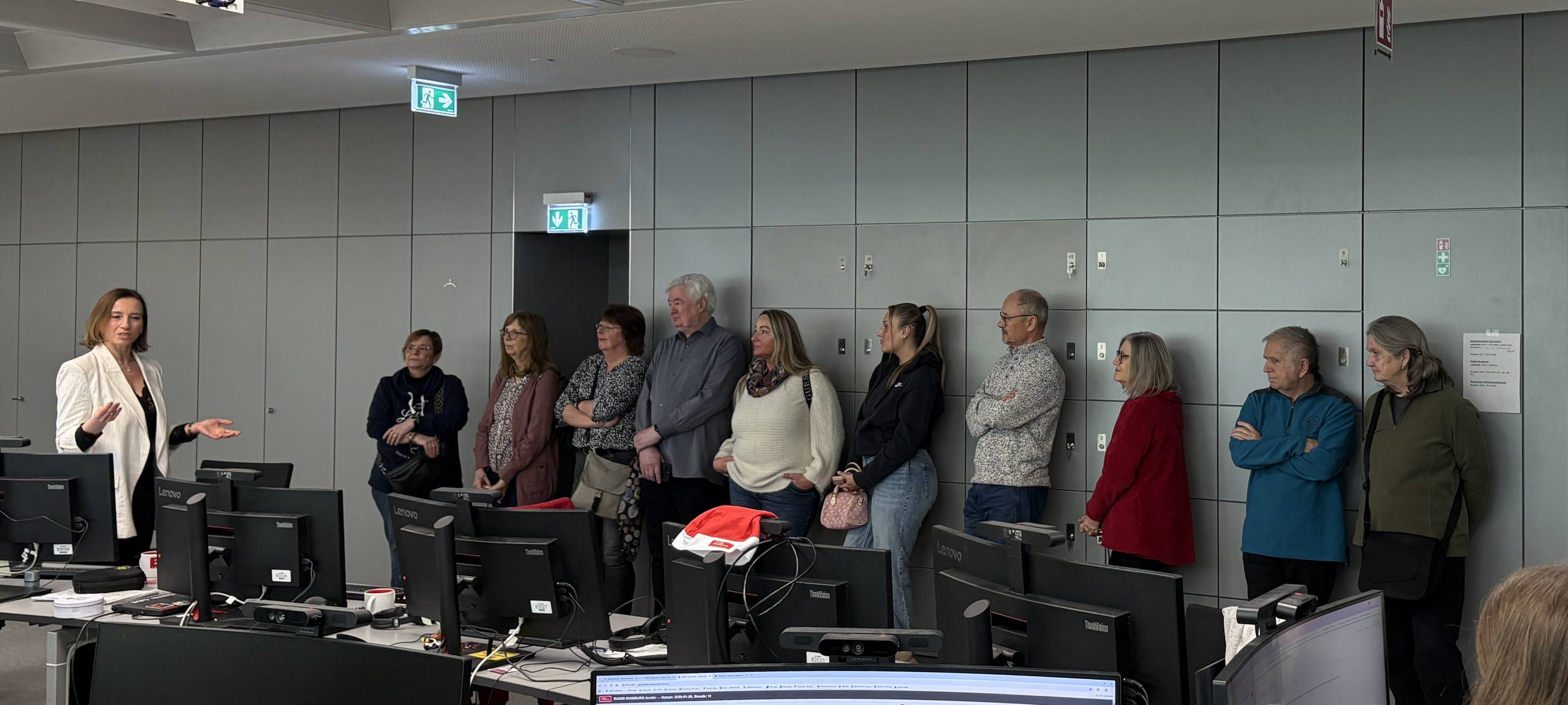 Da die Radio-Duisburg-Redaktion an einem großen Tisch zusammensitzt, laufen interne Absprachen schneller und die Zusammenarbeit funktioniert noch besser.