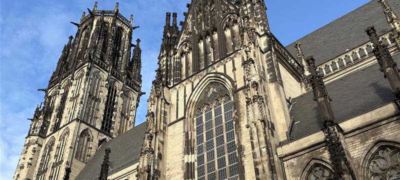 Warum die Salvatorkirche in Duisburg keine Spitze mehr hat