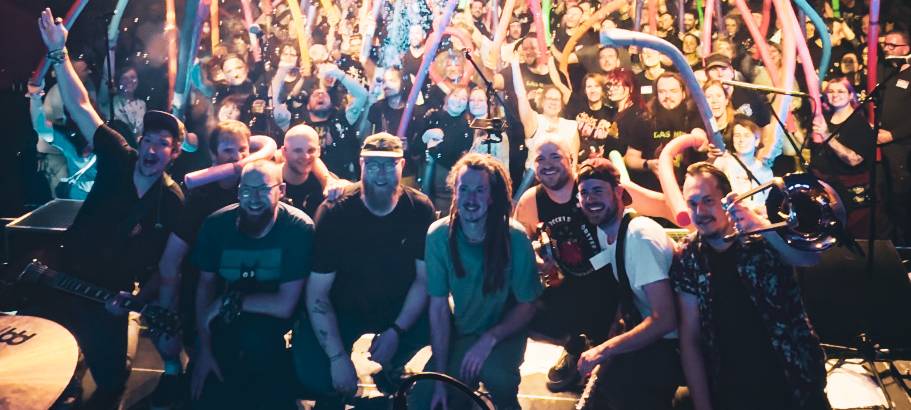 Das Niwo vereinen Poolnudeln und Punk