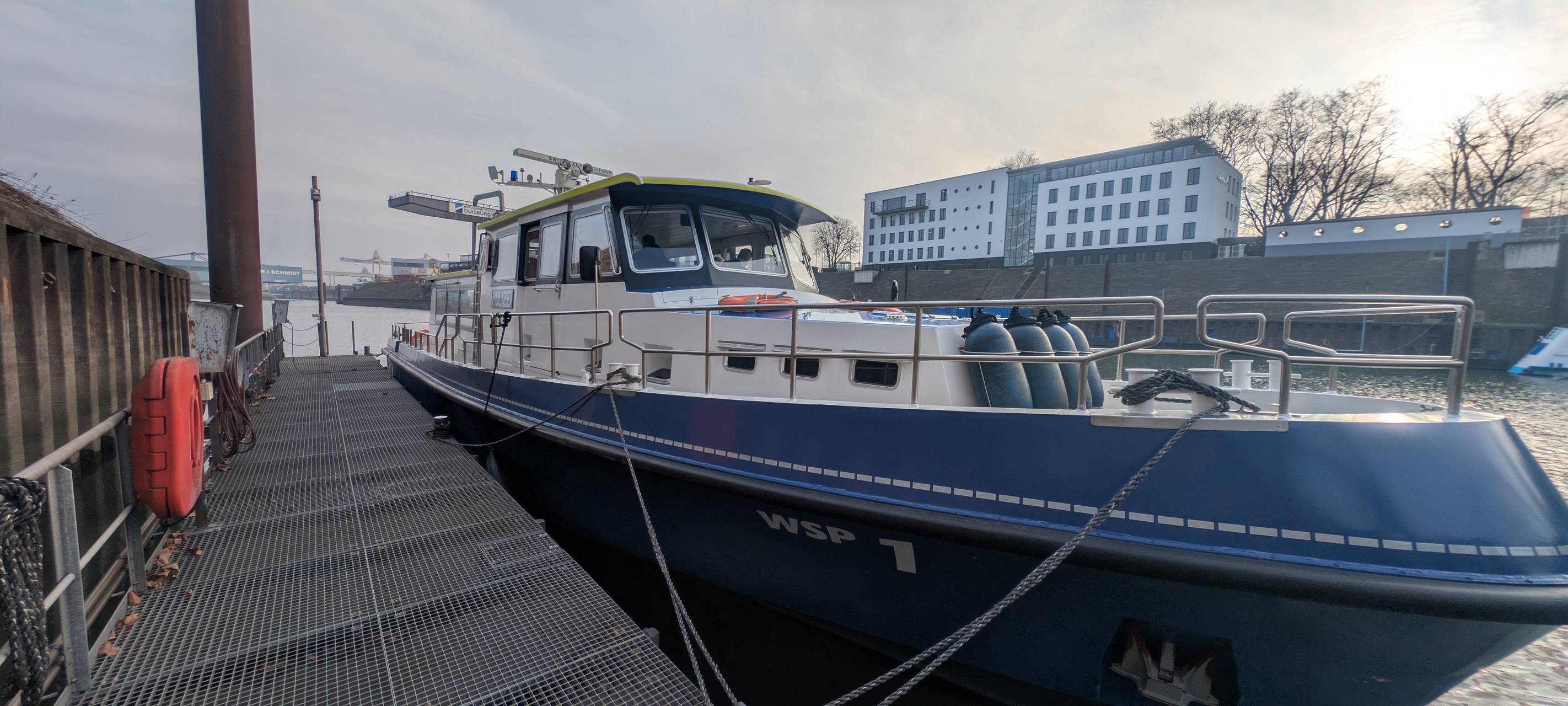 Ein Polizeiboot liegt im Duisburger Hafen vor Anker.