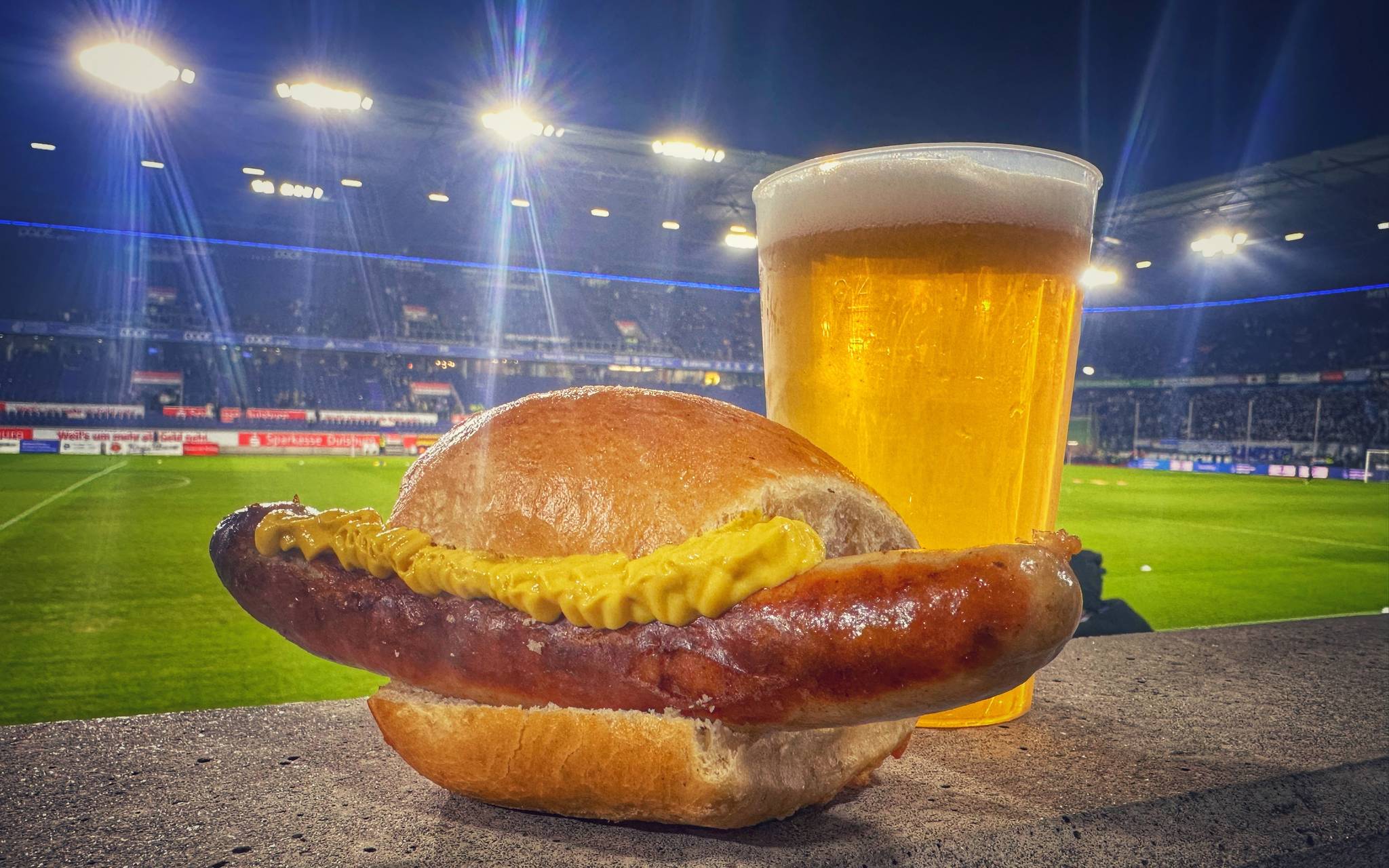 Die MSV-Stadionwurst unter der Lupe des selbsternannten Wursttesters Christian Zimmermann.