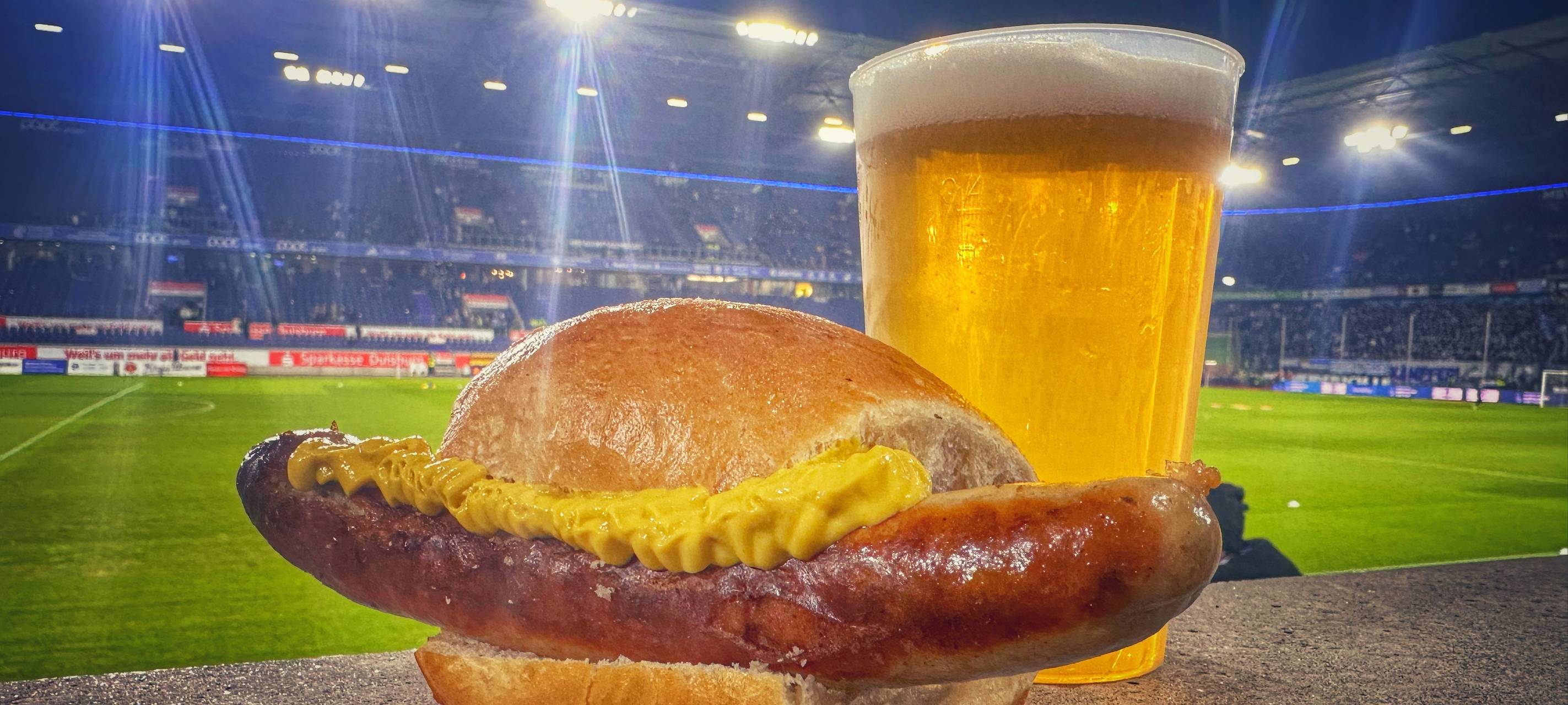 Die MSV-Stadionwurst unter der Lupe des selbsternannten Wursttesters Christian Zimmermann.