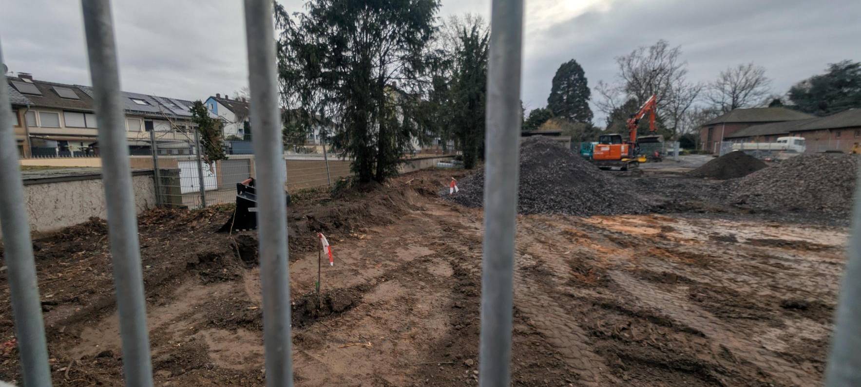 Die Baustelle am Parkfriedhof in Homberg fotografiert durch einen angrenzenden Zaun.