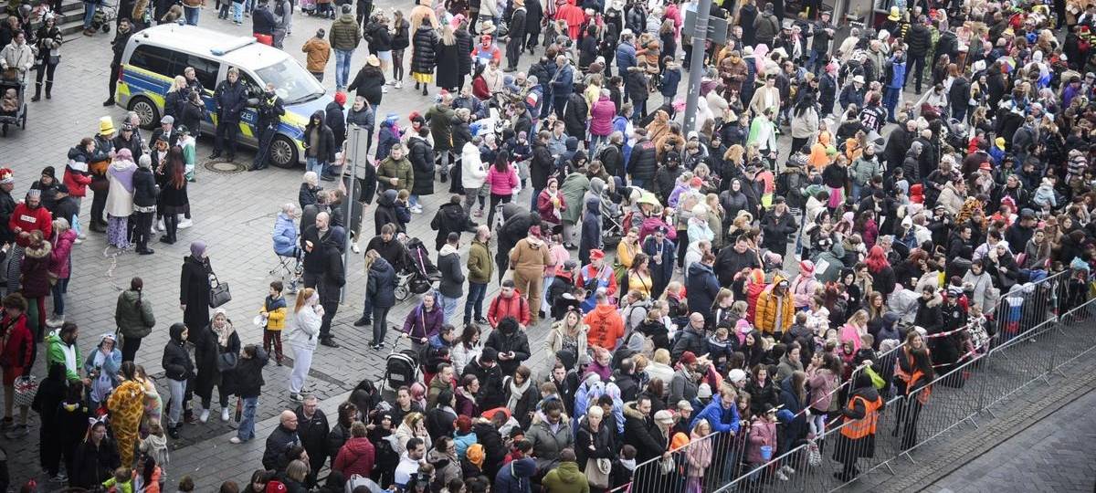 Rosenmontagszug in Duisburg: Tausende Jecken feiern durch die Stadt