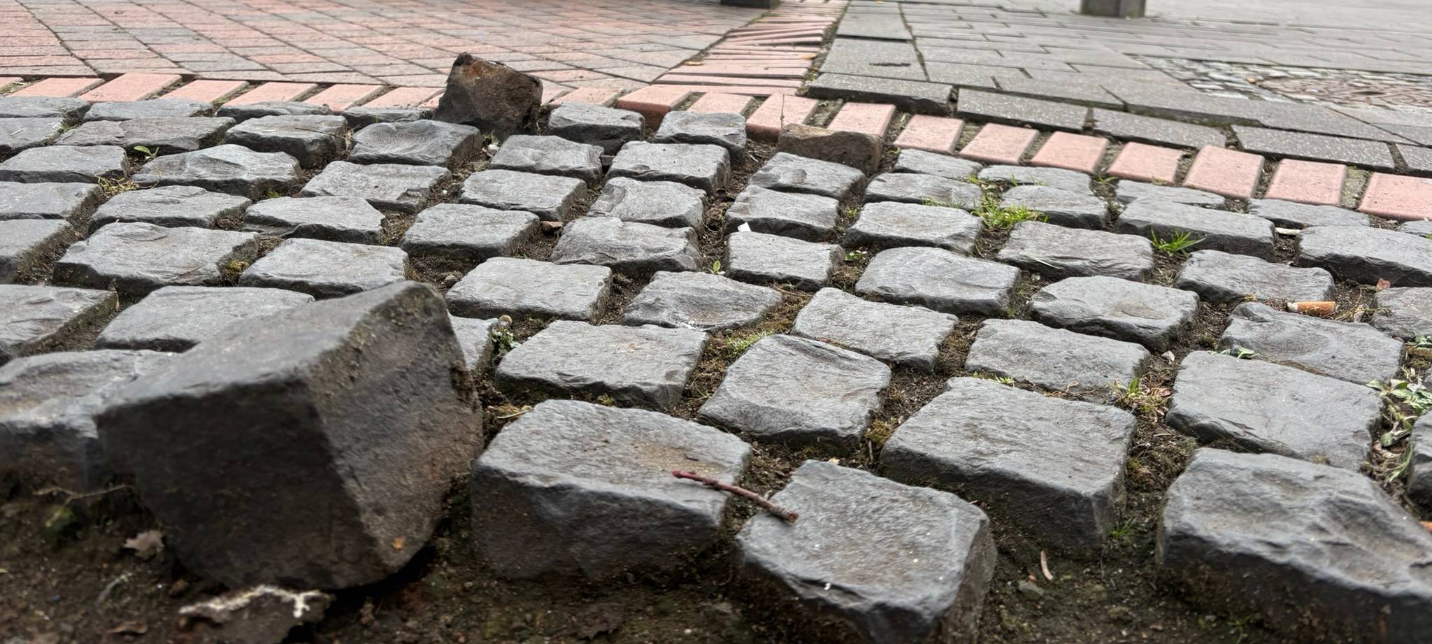 Lockere Steine auf der Königstraße.
