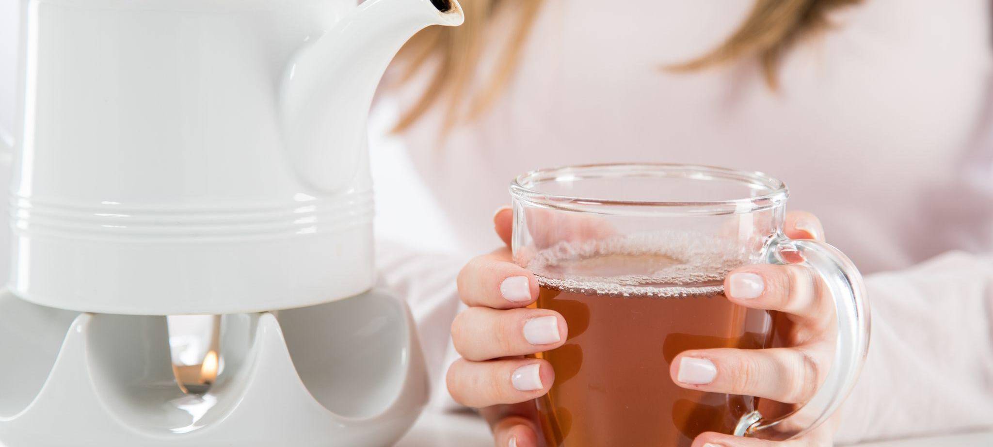 Eine Frau trinkt einen Detox-Tee