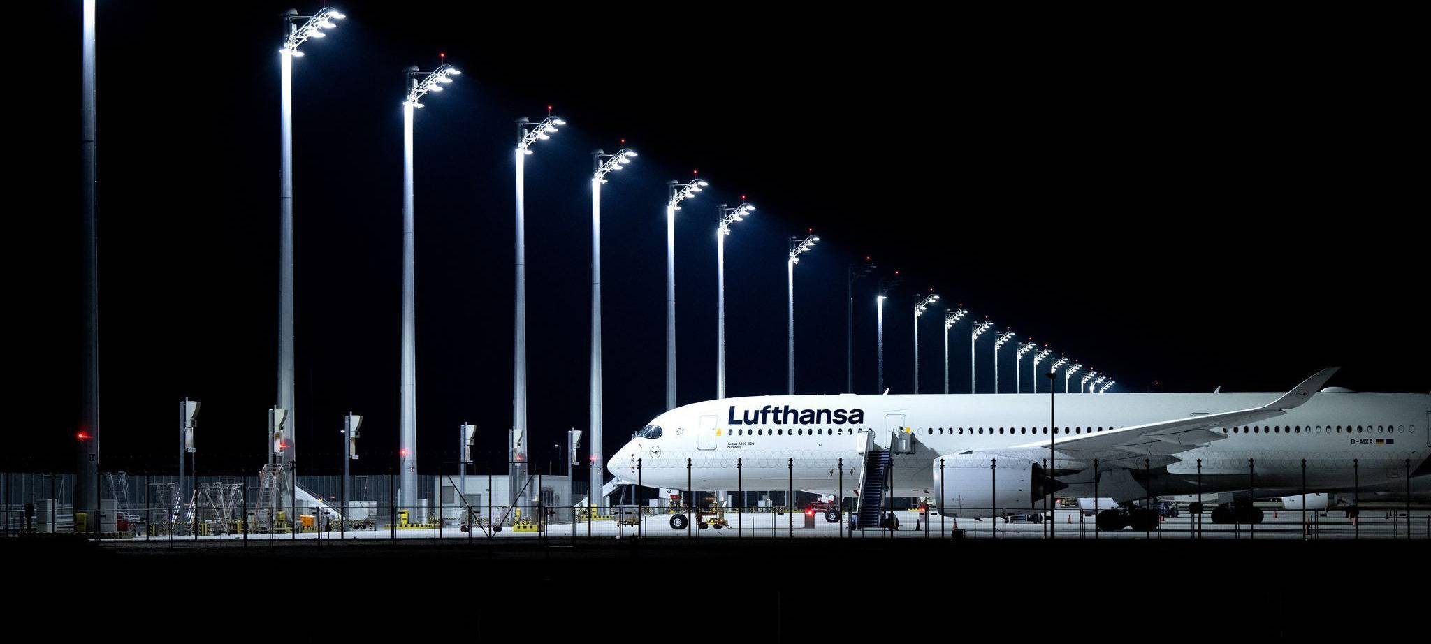 Ein Flugzeug der Lufthansa steht am Flughafen München