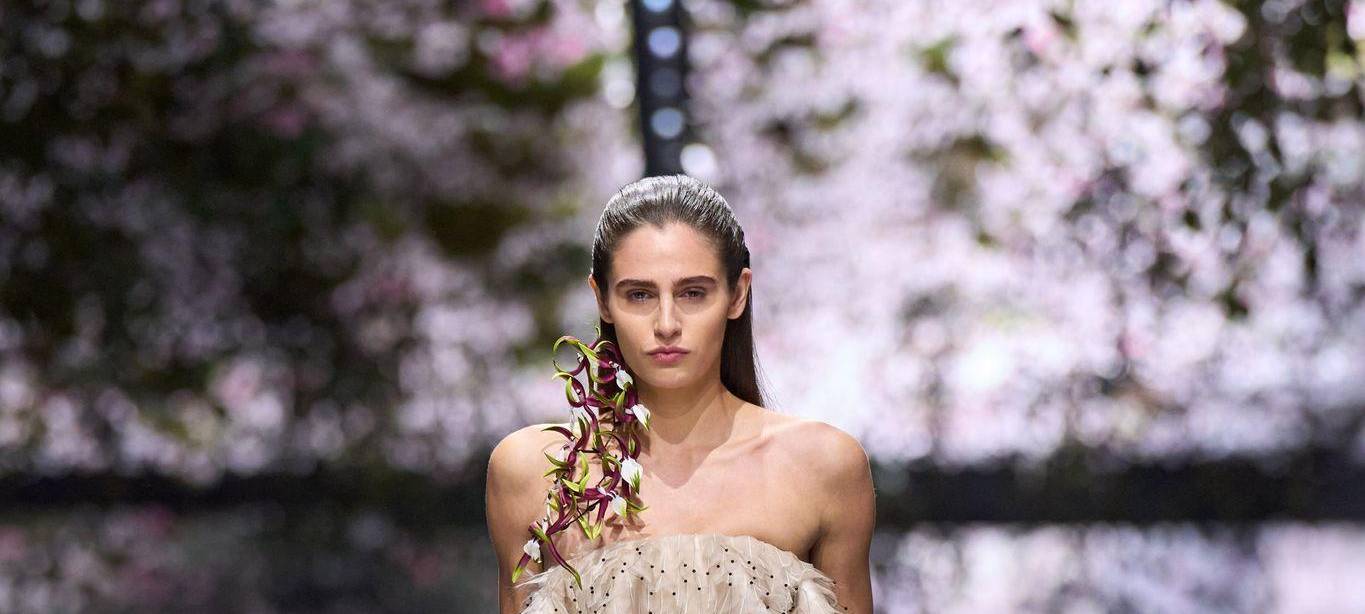 Model trägt Kreation aus der Dior FS26 Haute Couture-Kollektion